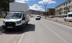 Otomobil ile kamyonet çarpıştı: 1 yaralı