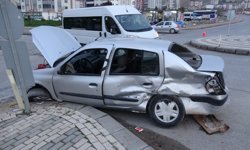 Karagöz Caddesi'nde iki araç çarpıştı: 4 yaralı var
