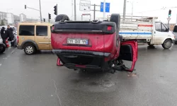 Malatya’da hastane kapısında trafik kazası! Araç ters döndü