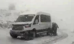 Malatya’da nisan ayı: Pütürge yolunda araçlar karda mahsur kaldı