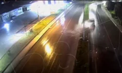 Malatya’da otomobil kağıt gibi savruldu: O anlar saniye saniye kamerada!