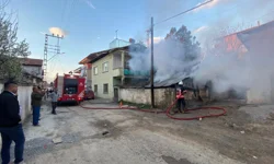 Odunluk cayır cayır yandı, mahalleyi duman sardı