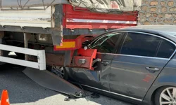 Otomobil TIR’ın altına girdi, sürücü mucize eseri kurtuldu