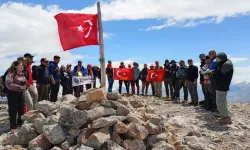 45 sporcu Beydağı’nın 2550 metrelik zirvesinde bayrak açtı!