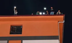 Bostanbaşı TOKİ şantiyesinde, maaşlarını alamayan işçiler çatıya çıktı!