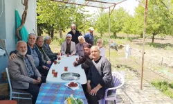 Cemaat bu kez camide değil, kayısı bahçesinde buluştu