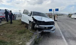 Doğanşehir’de otomobiller kavşakta birbirine girdi: 3 yaralı