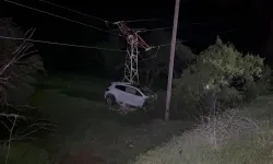 Elazığ'da kontrolden çıkan cip yüksek gerilim direğine çarptı!