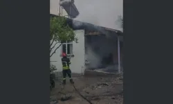 Elazığ'da korkutan ev yangını: Çatı alev alev yandı