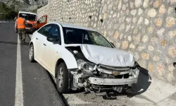Erkenek geçidinde kaza: Araç duvara tosladı!