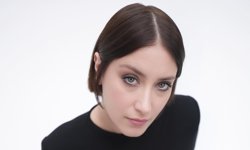 Hazal Kaya'nın Gala Tarzı Çok Konuşuldu: Kırmızı Halıda Dikkat Çeken Tercih