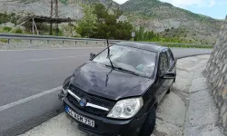 Kontrolden çıkan araç bariyerlere çarptı: 1 yaralı