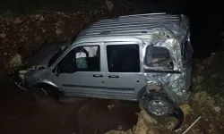 Kontrolden çıkan hafif ticari araç dereye uçtu: Sürücü yaralı!