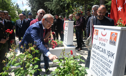 Malatya’da 'Atalar kültü' geleneği: Vali Yavuz Şehitlikte vatanın asıl sahiplerine selam durdu!