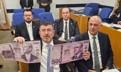 Veli Ağbaba’dan Mecliste 5 bin TL’lik banknotlu protesto!