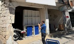 Adıyaman'da ölümle burun buruna! Metruk binadan düşen parçalar mahalleliyi canından bezdirdi