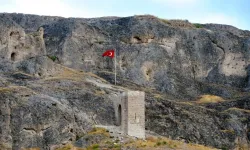 Altı uçurum, arkası mezarlık, girişi dağ: Darende’nin zirvesindeki kadim kilit!