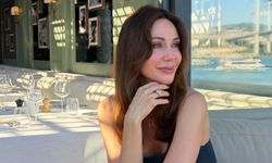 Demet Şener'in Makyajsız ve Filtresiz Tatil Pozları Olay Oldu! 49 Yaşındaki Ünlü Manken Yıllara Nasıl Meydan Okudu?
