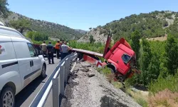 Erkenek mevkiinde trafik felç! Çekici bariyerlerde askıda kaldı