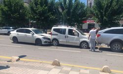 Malatya Çilesiz’de aynı sokakta aynı anda iki ayrı trafik kazası