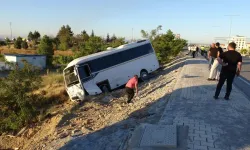 Malatya MASKİ mevkiinde servis aracı şarampole devrildi: 5 yaralı!