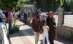 Malatya'da büyük sınav maratonu bitti! Okul önlerinde duygu dolu anlar
