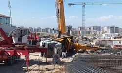 Malatya’da korkutan kaza: Huzurevi inşaatında vinçli kamyon yan yattı!