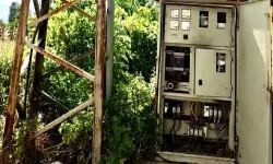 Okul yolunda faciaya davetiye! Elektrik panoları aylardır açık bekliyor