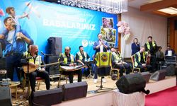 Gitarın başındaki ismi görenler şok oldu! Yeşilyurt’taki gecede sürpriz konser