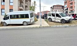 Yeşilyurt’ta sabah kâbusu: Servis minibüsü ile otomobil çarpıştı! Yaralılar var