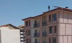 Bakan gelmeden Malatya TOKİ’de alacak eylemi: Parasını alamayan işçi çatıya çıktı!