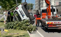 Malatya-Elazığ yolunda otomobil takla attı: Battalgazi alt geçidinde 3 yaralı!