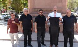 Malatya kent merkezinde sıra dışı eylem: 1947 yapımı anıta pantolon giydirmek istediler