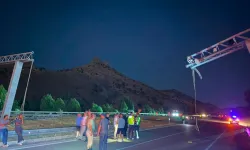 Malatya yolunda Mobese direği devrildi, yol trafiğe kapandı