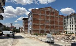 Malatya’da 4 katlı binada panik: Kolon sesleri sonrası sokak kapatıldı, bina mühürlendi!