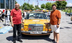 Malatya’da klasik Mercedes rüzgârı: Kayısı rengindeki araç dikkat çekti