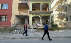 Malatya’da korkutan 5.0'lik deprem: Ağır hasarlı binanın duvarı yıkıldı