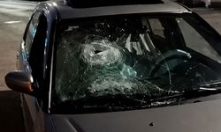 Malatya’da tepki çeken yol: Yüksek logar kapağı otomobili hurdaya çevirdi