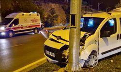 Malatya’da ticari araç aydınlatma direğine çarptı: 2 yaralı