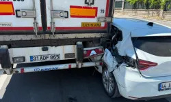 Malatya’da TIR’ın altına giren otomobilden sağ çıktılar!