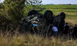 Seyir halindeki askeri araç şarampole devrildi! Yaralı personel var