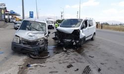 Yeşilyurt Dilek yolunda korkutan kaza: 2 Hafif ticari araç çarpıştı, 8 yaralı