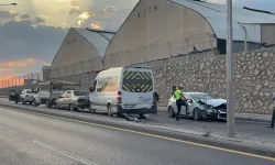 Anayurt Bulvarı’nda 4 araç birbirine girdi: Ankara yönünde trafik felç oldu!