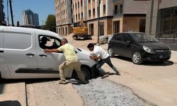Malatya Niyazi Mısri Caddesi’nde geçici çözüm aksadı: Sürücüler araçları iterek geçiyor!