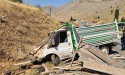 Malatya Yeşilyurt'ta kamyonet toprak alana çarptı: 2 yaralı