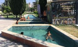 Malatya'da çocuklar elektrik riskine rağmen süs havuzlarında serinliyor