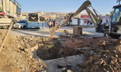 Taştepe yolu üzerindeki dev çukur trafiği kilitledi