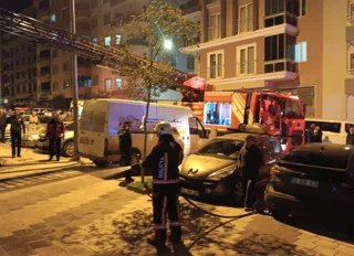 5 katlı apartmanda yangın! Yanan malzemeyi dışarı attılar