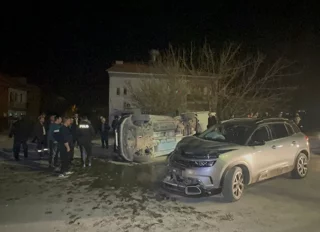 Kavşakta can pazarı: 4 kişi yaralandı, araçlar hurdaya döndü