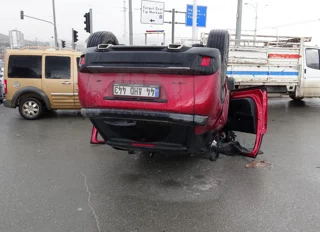 Malatya’da hastane kapısında trafik kazası! Araç ters döndü